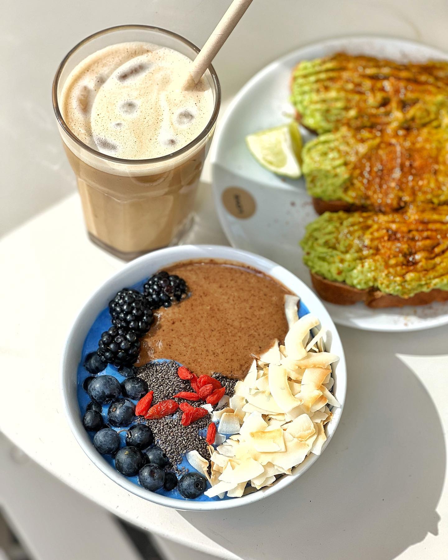 bowl coffee avocat toast